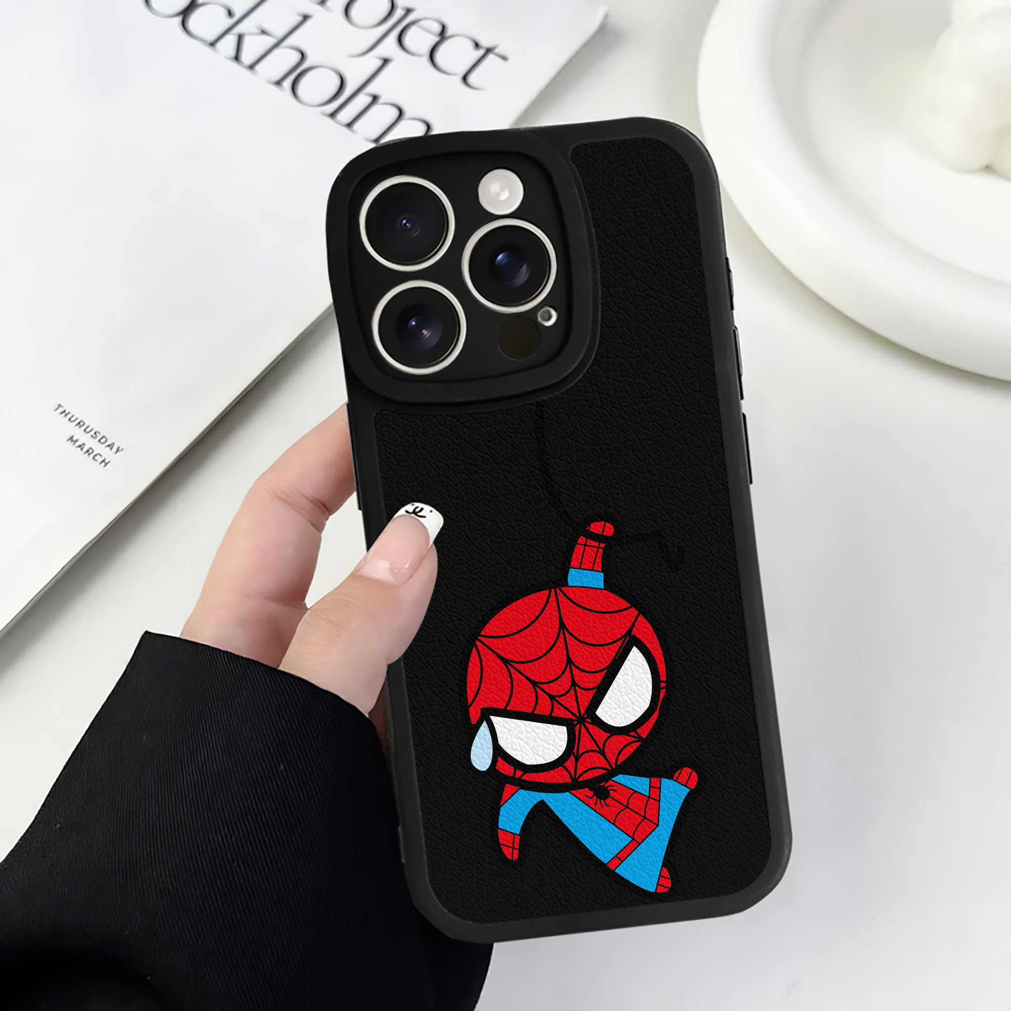 （画像用） アベンジャーズ The Avengers 【iPhone 16シリーズ対応】シリコンスマホケース（レザー調） 材質：シリコン